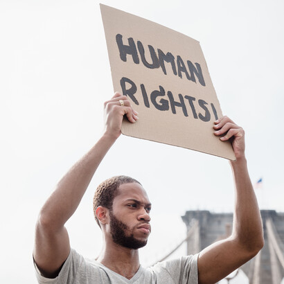 Placa escrita direitos humanos é segurada por civil em manifestação pacífica em Nova Iorque, Estados Unidos