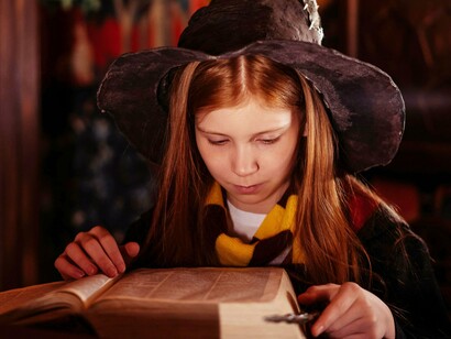 Decifrem o enigma, pequenas estrelas brilhantes! Pois o conhecimento sem coragem é estéril, e a ousadia sem verdade se desfaz em poeira. Sejam talentosos e inteligentes, Solis radiantes! Sejam ousados e honestos— pois apenas assim conquistarão a chave da própria vida