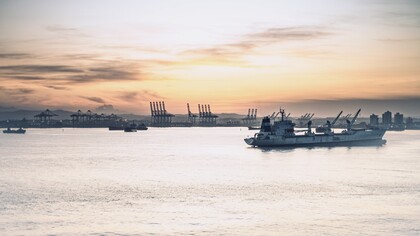 Les imposantes écluses et les eaux sereines du canal de Panama s'étendent à perte de vue. Cette merveille d'ingénierie qui relie l'océan Atlantique à l'océan Pacifique est un maillon essentiel du commerce maritime mondial