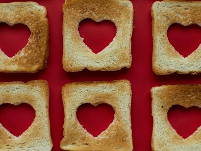 Por um instante, acreditei que finalmente havia encontrado um espaço de reconhecimento. Mas o encanto durou pouco. Logo percebi que o interesse não era pelo conteúdo, mas pela publicidade paga. Do entusiasmo à decepção — em minutos, voltei a sentir o mesmo vazio de antes, só que agora com um filtro digital