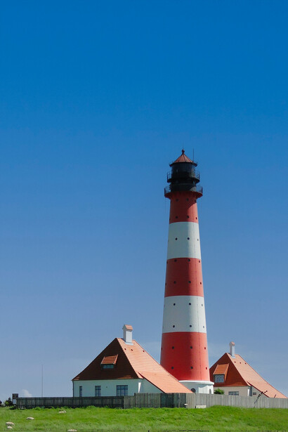 Phare. À l’approche des côtes, les marins et plaisanciers comptent le nombre d’éclats qui percent depuis la lanterne des phares dans la nuit pour se repérer