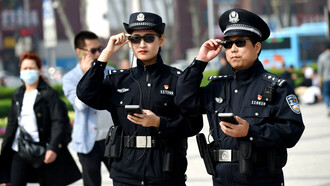 Policías chinos con gafas de reconocimiento facial
