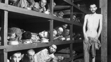 Fotografía de varios prisioneros en el campo de concentración de Buchenwald tomada durante su liberación el 16 de abril de 1945
