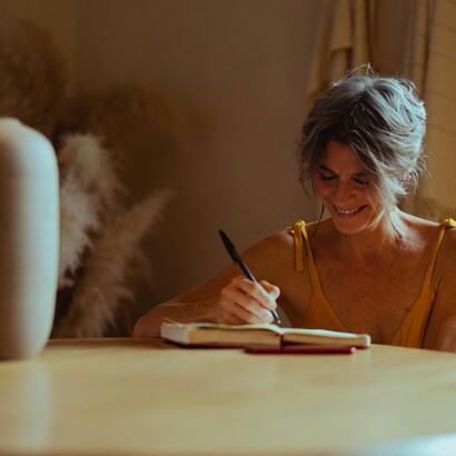 Nel caos della quotidianità, si rischia di dimenticare i veri desideri e passioni, soffocati da impegni e abitudini che non rispecchiano più chi siamo