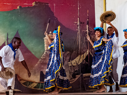 Olvidamos que no ha cesado la horrible noche, ni terminan los surcos de dolores, ni el bien germina ya, como lo proclaman algunas de las estrofas del himno que se convierten en una ilusión y un deseo de libertad, más que en la realidad. Bailarines, 2018, Cartagena, Colombia