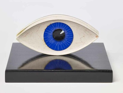 Man Ray: Le témoin, 1941 (1971). Museo Boijmans Van Beuningen, Rotterdam, photo Jannes Linders © Man Ray Trust by SIAE 2018