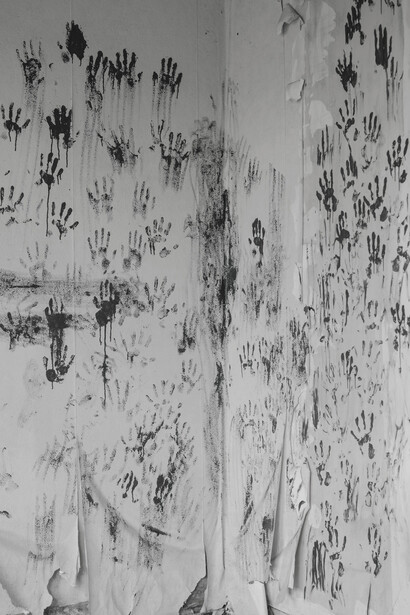 Impronte di mani su muro