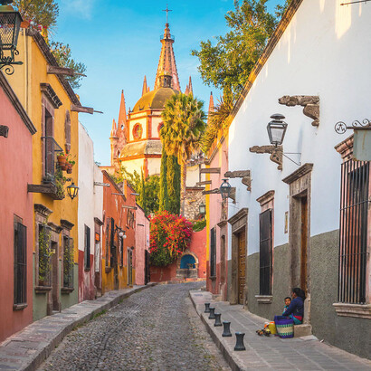 Callejón en San Miguel de Allende, México, con el Templo de la Purísima Concepción al fondo