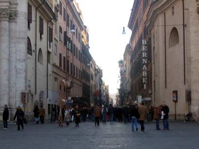 Via del Corso è una delle principali vie dello shopping a Roma. Lunga e centrale, collega Piazza Venezia a Piazza del Popolo ed è piena di negozi di grandi marchi internazionali e boutique italiane. Passeggiare qui è anche un'occasione per ammirare alcune delle piazze più famose della città, Roma, Italia