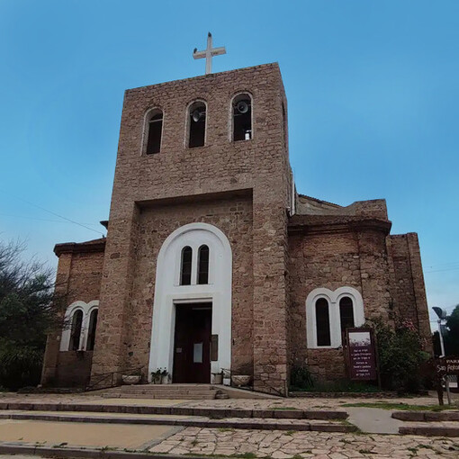 Para quienes buscan una escapada espiritual, Capilla del Monte lo tiene todo, empezando por la parroquia San Antonio de Padua. Córdoba (Argentina)