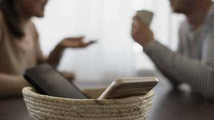 Amigos deixam o celular de lado. Priorizar o offline não significa abandonar a tecnologia, mas sim usá-la de forma consciente, sem que ela domine nosso tempo e atenção. A tecnologia é uma ferramenta poderosa que pode ser usada tanto para o bem quanto para o mal, nós é que decidimos sobre sua utilização