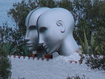 Escultura Cabeças, de Salvador Dalí. Quando um falante se depara com uma forma linguística como "perdi a cabeça", ele não vai interpretar o enunciado como se o falante dissesse que perdeu uma parte de seu corpo