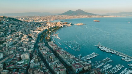 A Napoli non si è mai soli, sempre circondati di persone che chiamano, chiedono