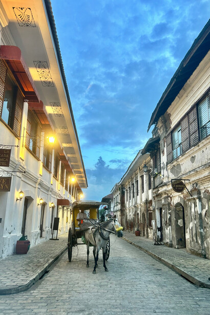 Kalesa ride along Calle Crisologo, Vigan © Alma Reyes