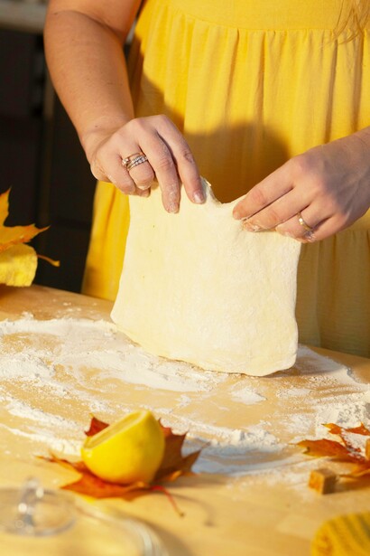 Donna che prepara un impasto fatto in casa: "Cucinare è un atto culturale. È un modo di vivere. È un gesto d’amore che si tramanda"
