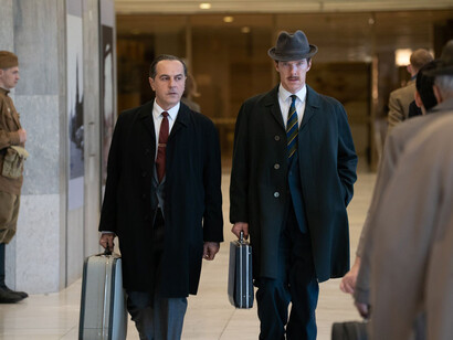 Los actores Merab Ninidze y Benedict Cumberbatch durante una secuencia de la película «El Espía Inglés». Foto: Diamond Films