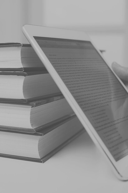 Los dispositivos de lectura, tradicionales o modernos, son tan solo las pistas de despegue de un viaje cuyo destino final se alcanza en el espacio invisible de la imaginación personal