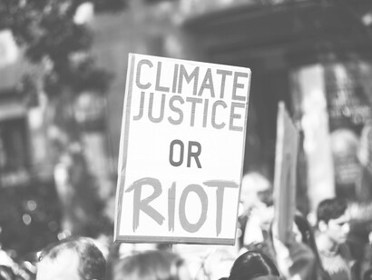 La planète hurle pendant que le pouvoir détourne le regard, un message fort affiché sur une pancarte lors d’une manifestation contre le changement climatique