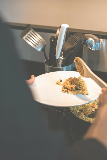 Intercultura. Involontariamente, si tratta di un esperimento sociale controcorrente, in un periodo nel quale si attuano politiche sovraniste e scelte sociali velatamente bioconformiste che ha i suoi pro e i suoi contro