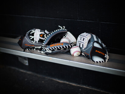 Tres guantes en le banquillo antes de un partido de béisbol. Hoy en día lo que más me interesa enseñar a los atletas que trabajan conmigo es que ellos son mucho más grandes e importantes que el deporte que practican