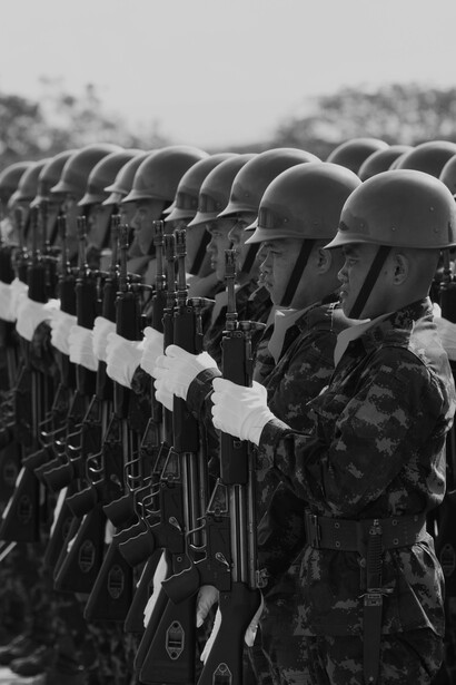 Exploração crítica sobre o papel de movimentos e figuras históricas e o impacto nas escolhas políticas de uma geração inteira no Brasil