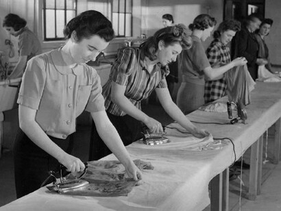 Donne alla lavoro in una stireria negli anni '50