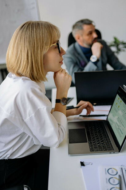 El enfoque del lenguaje claro (LC) no solo se centra en la redacción, sino también en el diseño, la experiencia del usuario y la accesibilidad, con el objetivo de mejorar la comunicación en distintos formatos