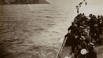 Escursionisti sul battello durante la navigazione, 23 giugno 1902, Lago di Garda, Italia