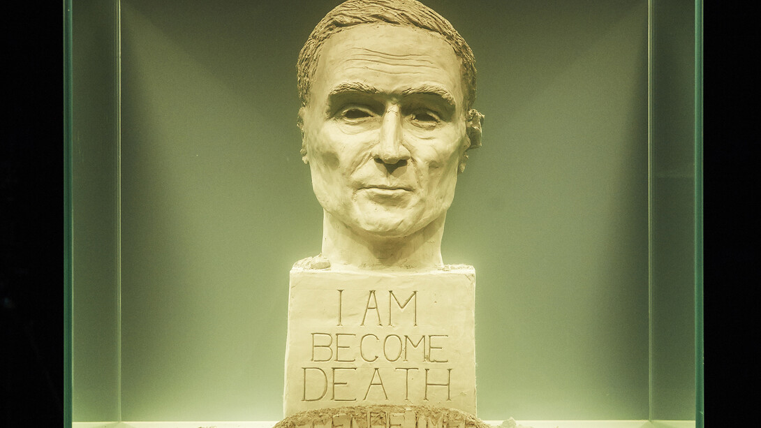 Project Arts Centre, Stéphane Béna Hanly, Length of a Legacy (Robert Oppenheimer), 2015, unfired clay,
water tank, water (Cube)