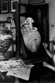 Fratelli Alinari, Il pittore Francesco Albizi intento alla decorazione di un vaso in maiolica nel reparto ‘Pittoria’ dello stabilimento Richard-Ginori di Doccia, Sesto Fiorentino, 1902 circa