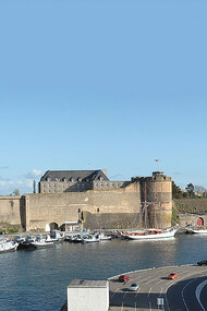 Château de Brest. Édifié sur un promontoire dès le IIIème siècle, le château de Brest domine l’arsenal militaire © By I, S. Déniel, CC BY-SA 2.5
