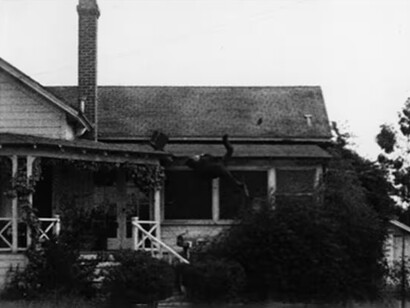 Fotograma de la performance «Fall 1» (Los Ángeles) de Bas Jan Ader, 1970