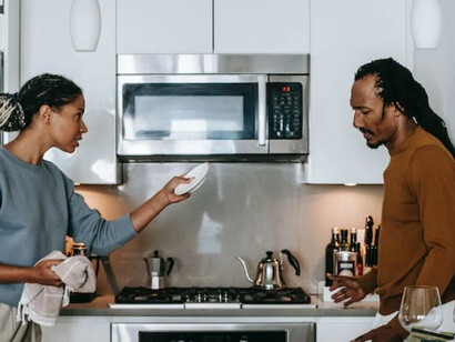 Due persone in cucina esprimono la rabbia: la rabbia è segno che stai tentando, senza riuscirci, di esercitare il tuo controllo sugli altri e su ciò che accade.