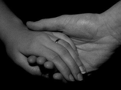 Mano ofrecida en señal de protección y ayuda
