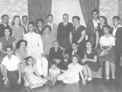 Familia de Manuel de la Cruz y Carmen Martínez en 1945. En la última fila, de izquierda a derecha, 4 y 5, mis padres, Zayda e Ignacio; mis abuelos, Manuel y Carmen, 6 y 7. En la segunda fila, al centro, la bisabuela Matilde Iglesias. Foto cortesía del autor