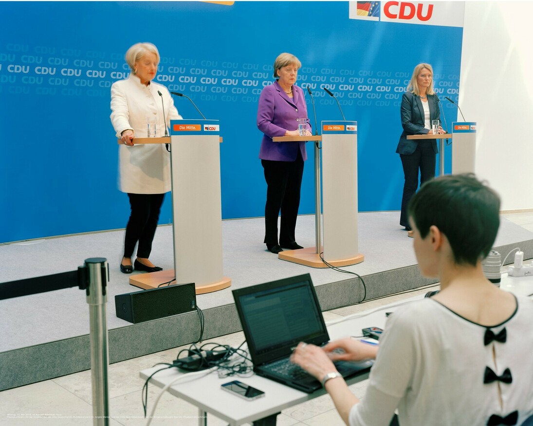 OLIVIER MENANTEAU
11 mai 2015 Berlin Angela Merkel et Elisabeth Motschmann la candidate CDU à Brême 
courtesy galerie anne barrault
