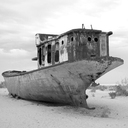 Resti di navi sul "fondale" del Lago d'Aral situato tra Uzbekistan e Kazakistan