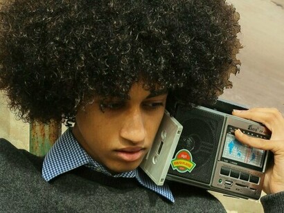 Garoto típica dos anos 1990 com aparelho de rádio. Por um lado, o progresso tecnológico e as mudanças culturais trouxeram conveniências que tornam a vida mais prática e eficiente