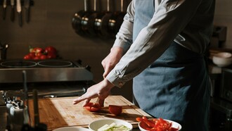 Chef in cucina. Pietro riesce a mettere nel piatto non solo i suoi sogni, ma la sua storia, le emozioni, il territorio, i luoghi, la creatività, i sentimenti per la propria terra e le origini slegate e ricomposte in nuove visioni