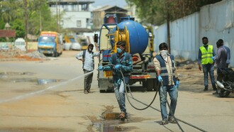 Tareas de desinfección en una ciudad de la India