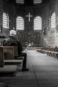 Un hombre en una iglesia
