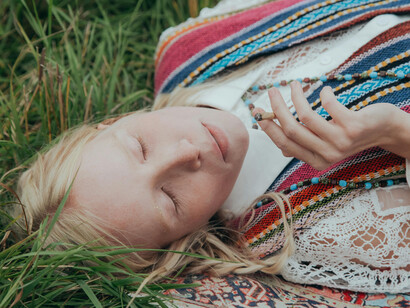 Las drogas aparecen primero como promesa de expansión y libertad, pero pronto se transforman en brújula torcida que guía el camino hacia el exceso y el abismo