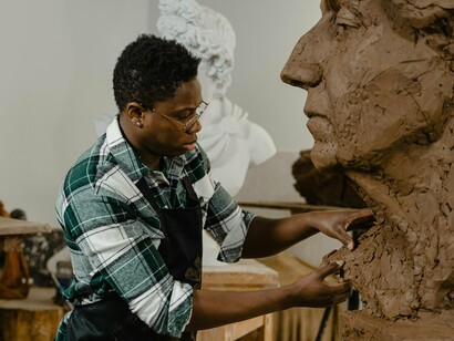 Estava fraco, desfeito facilmente, incapaz de mover-se de forma estável e sem consciência de si mesmo. Incapaz de louvar os deuses, essa primeira criação falhou. No simbolismo maia, o homem de lama representa a tentativa imperfeita, um ser que não alcança o propósito para o qual foi criado. Ele remete à fragilidade, à transitoriedade e à incapacidade de cumprir a vocação divina