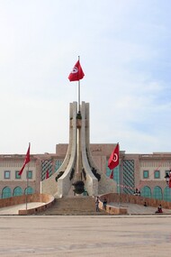 Monumento Nazionale della Kasbah (arabo: المعلم الوطني بساحة القصبة), più semplicemente chiamato Monumento Nazionale. Si trova al centro della piazza della Kasbah di Tunisi, Tunisia