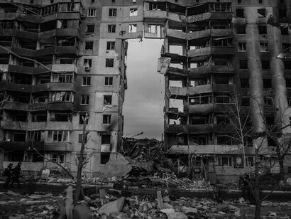 Ein Gebäude, das infolge des Krieges in der Ukraine in zwei Hälften gerissen wurde