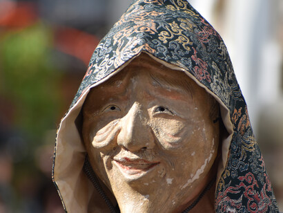 Un hombre con una máscara de Oni (demonio). En el desfile anual Menkake Gyōretsu en Sakanoshita, Kamakura.   
"Y somos eso que queremos ser
Por eso nuestra vida solo es una máscara"