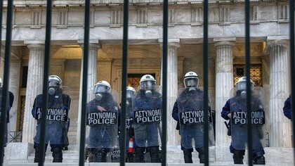 Manifestation devant le Parlement à Athènes contre les politiques européennes, 2011. 