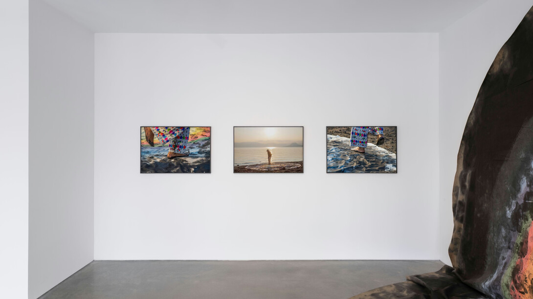 Manuel Chavajay, Xojowi ja qa tee ruachulew, vista de exhibición. Cortesía del Institute of Contemporary Art