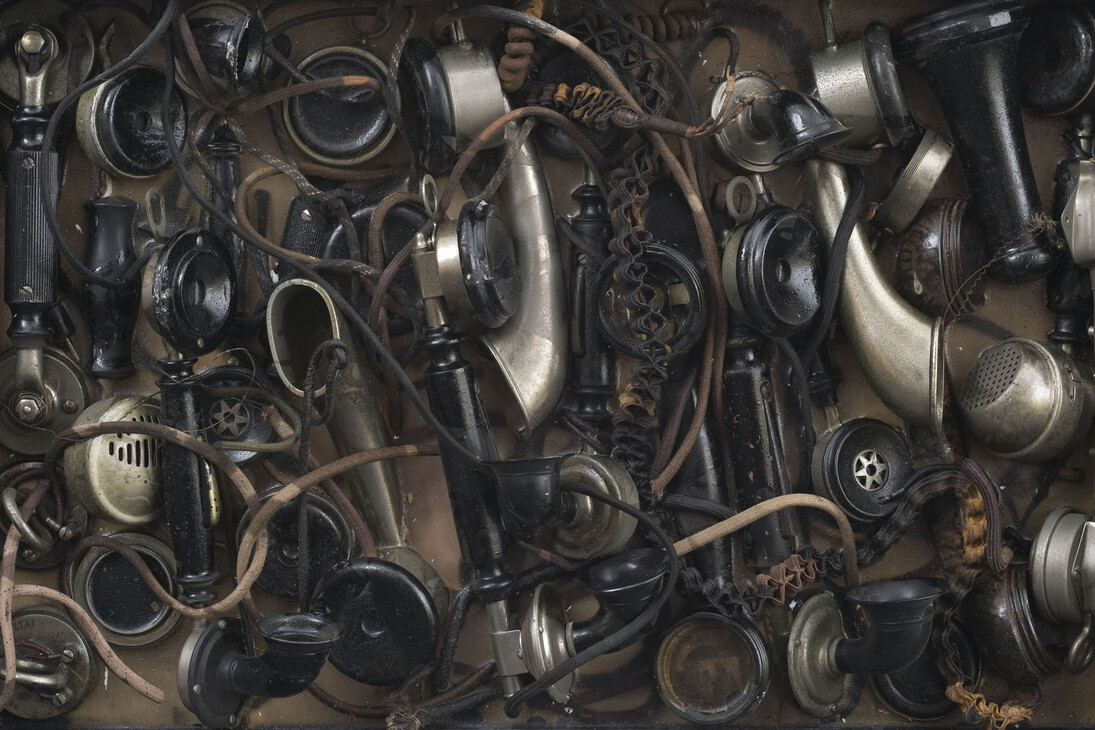 Busy, 1960. Accumulation, combinés téléphonique dans de la résine dans une boite en bois 40x60x9cm. Courtesy Galerie Daniel Templon