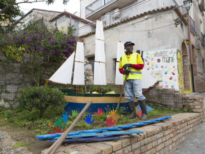 Aiwa, 42 anni del Togo, lavora come operatore ecologico all’interno di Riace.  È sopravvissuto alla sparatoria di Rosarno del 2013 dove è rimasto ferito a una gamba © ph. Michele Cirillo 
